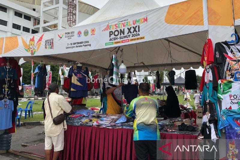 Calon pembeli melihat stan UMKM pada acara PON XXI Aceh-Sumut di Lapangan Astaka, Kabupaten Deli Serdang, Sumatera Utara. (ANTARA-Dina Purnama)