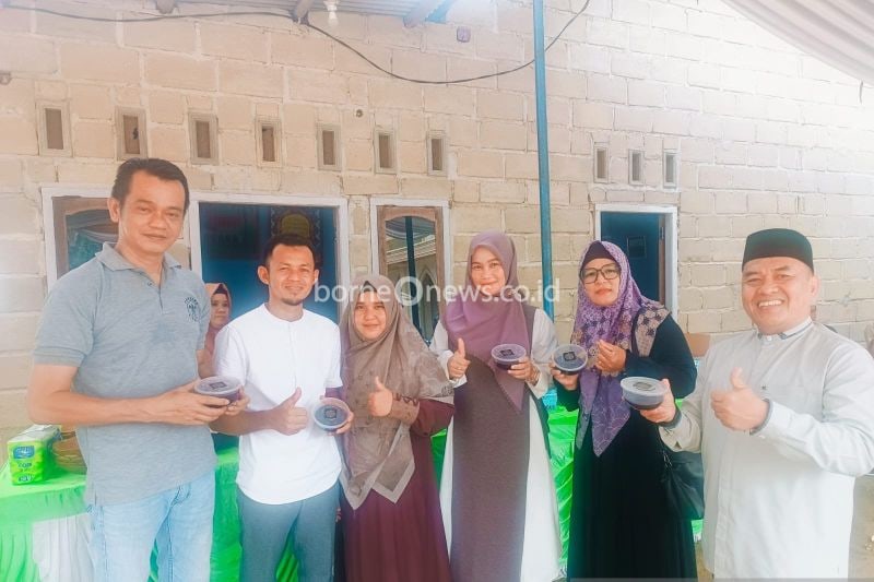 Camat Bakam Ridwan (pinggir kiri) saat perayaan Maulid Nabi SAW di Desa Neknang Bakam, Bangka, Senin (16/9/2024). (ANTARA/Kasmono)