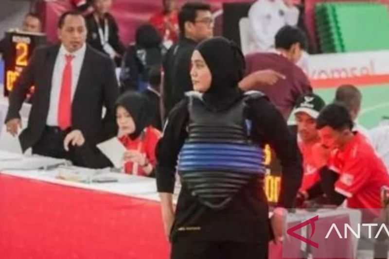 Atika Putriani di cabang olahraga pencak silat berhasil meraih medali emas PON XXI 2024 (ANTARA/Kasmono/Ho.Pemkab Bangka)