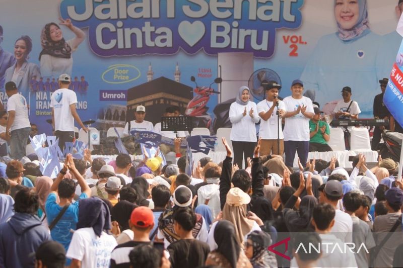 Pasangan Nurhidayah-Imam Kafali (DAFA) saat Jalan Sehat Cinta Biru Volume di Lapangan Umum Desa Sigerongan, Kecamatan Lingsar, Lombok Barat, Nusa Tenggara Barat, Senin (16/9/2024). ANTARA/Tim DAFA