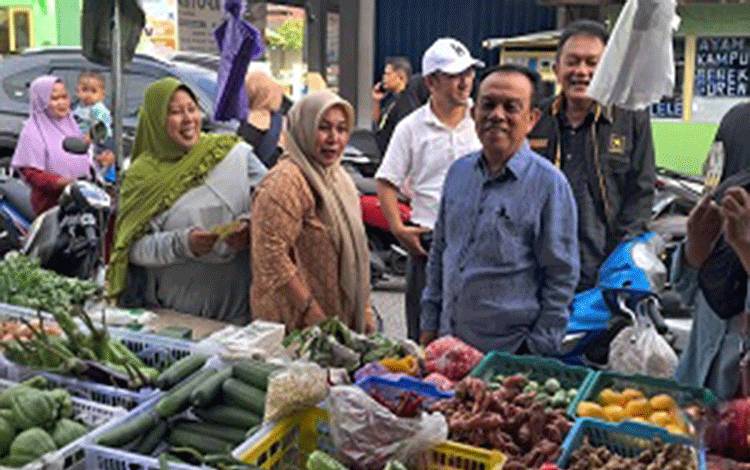 Abdul Razak Blusukan dan Sosialisasi di Pasar Cempaka Kumai