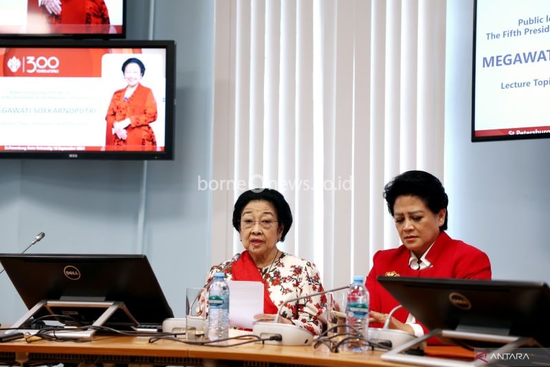 Presiden kelima RI Megawati Soekarnoputri saat mengisi kuliah umum di St. Petersburg University, Rusia, Senin (16/9/2024). ANTARA/HO-PDIP