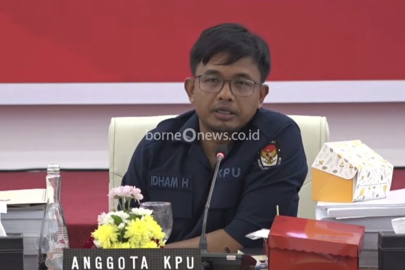 Anggota Komisioner KPU RI Idham Kholik saat memimpin rapat pleno di Gedung KPU RI, Jakarta, Minggu (28/7/2024). (ANTARA/HO-KPU)