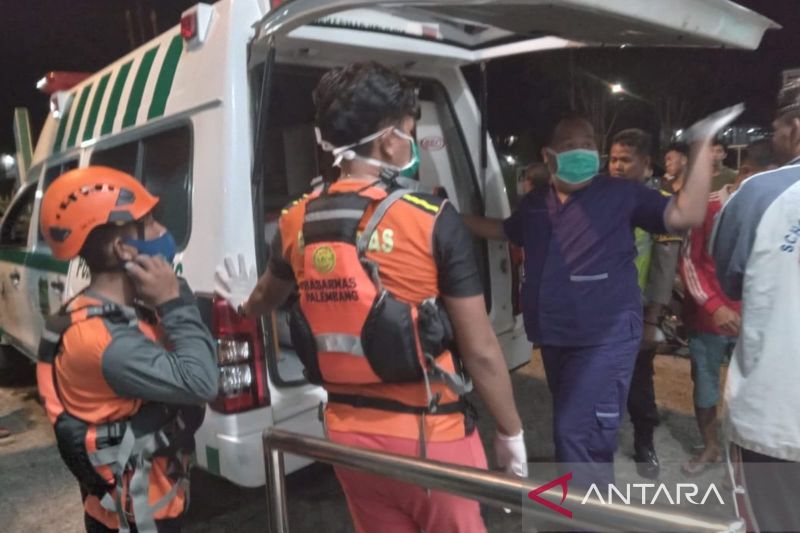 Tim SAR mengevakuasi jasad balita korban tenggelam hingga terserset arus Sungai Musi sejauh 25 kilometer di Sumatera Selatan, Senin (16/9/2024) (ANTARA/HO-Basarnas)
