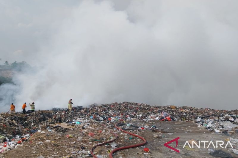 Petugas Damkar melakukan pemadaman api di TPSA Bagendung, Kota Cilegon, Banten, Selasa (17/9/2024). (ANTARA/Desi Purnama Sari)