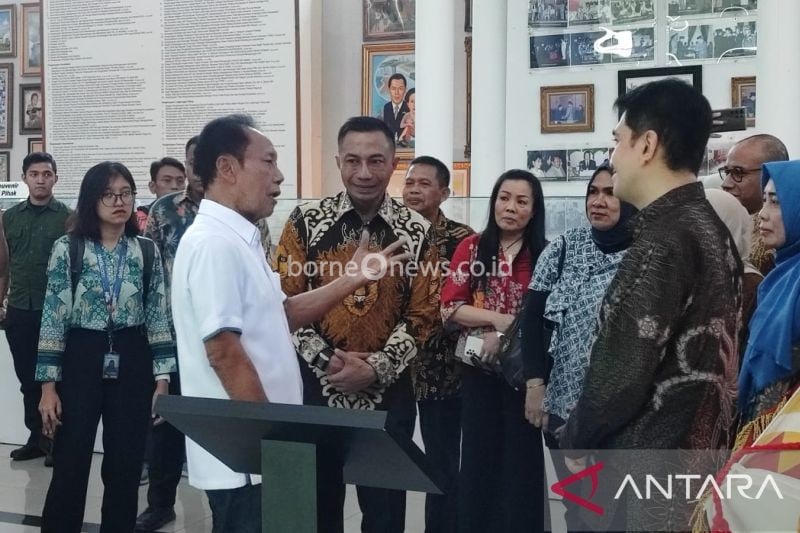 Mantan Gubernur DKI Jakarta Sutiyoso saat mengajak pasangan calon gubernur dan wakil gubernur DKI Jakarta Dharma Pongrekun-Kun Wardana berkeliling Museum Bang Yos di kediaman Sutiyoso di Jalan Raya Kalimanggis, Kelurahan Jatikarya, Kecamatan Jatisampurna, Bekasi, Jawa Barat, Selasa (17/9/2024). ANTARA/Syaiful Hakim