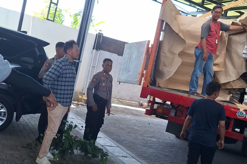 Pengawasan distribusi logistik oleh Bawaslu Surakarta di Solo, Jawa Tengah, Senin (16/9/2024). ANTARA/HO-Bawaslu Surakarta