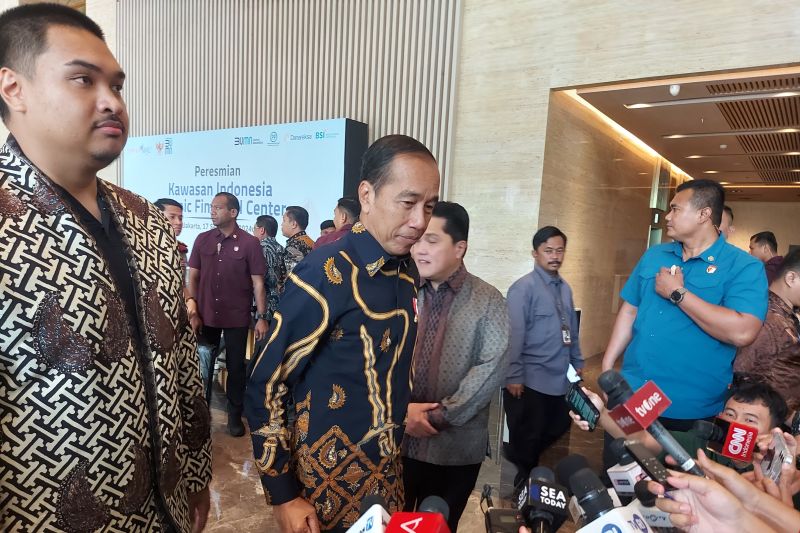 Presiden Joko Widodo saat menyampaikan keterangan usai di Menara Danareksa, Jakarta Pusat, terkait penyelenggaraan Pekan Olahraga Nasional (PON) 2024, Selasa (17/9/2024). (ANTARA/Andi Firdaus)