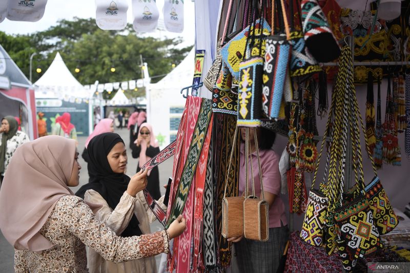 Arsip - Pengunjung melihat produk khas Dayak yang dijual saat pameran usaha mikro kecil dan menengah (UMKM) dalam gelaran Musabaqah Tilawatil Qur'an (MTQ) Nasional ke-30 tahun 2024 di Stadion Gelora Kadrie Oening, Samarinda, Kalimantan Timur, Minggu (15/9/2024). ANTARA FOTO/M Risyal Hidayat/foc.