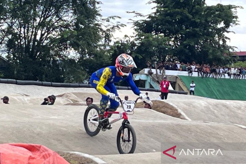 Atlet Sumatera Selatan Aditya Fajar Putu Soekarno mengayuh sepeda saat bertanding dalam partai final nomor racing putra cabang olahraga balap sepeda BMX di kawasan GOR Disporasu, Deli Serdang, Sumatera Utara, Selasa (17/9/2024). (ANTARA/Fathur Rochman)