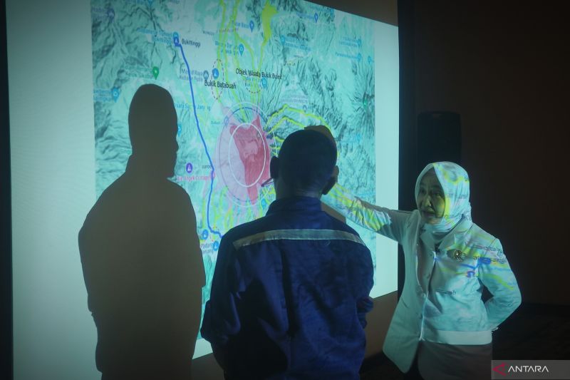 Arsip Foto - Kepala Badan Meteorologi, Klimatologi, dan Geofisika (BMKG) Dwikorita Karnawati menganalisa peta sebaran aliran sungai yang berhulu dari Gunung Marapi bersama Ketua Tim Tanggap Darurat Bencana Gunung Marapi Badan Geologi Kementerian ESDM Muhammad Nurul Asrori dalam rapat koordinasi penanganan dampak bencana banjir lahar dingin di Bukittinggi, Sumatera Barat, Rabu (15/5/2024) (ANTARA/M Riezko Bima Elko Prasetyo)