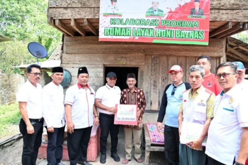 Pemerintah Kabupaten Lampung Selatan Serahkan Bedah Rumah untuk Warga