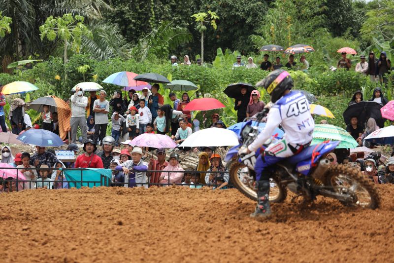 Penonton antusias untuk menonton perlombaan grasstrack PON XXI/2024 Aceh-Sumut 2024 di Sirkuit GTX Sena, Kualanamu, Kabupaten Deli Serdang, Sumatera Utara, Senin (16/9/2024). (ANTARA/HO-PB PON)