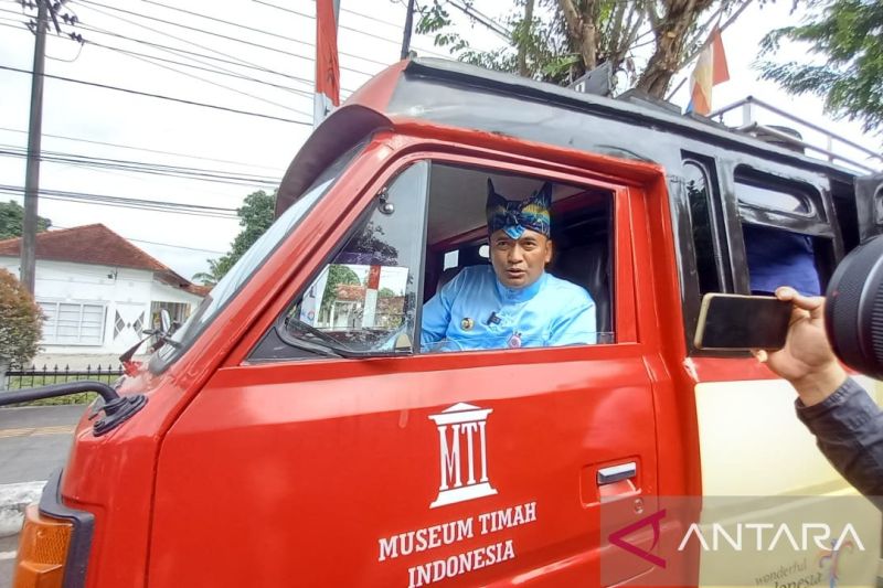 Wisata Sejarah di Pangkalpinang Menggunakan Mobil Legendaris