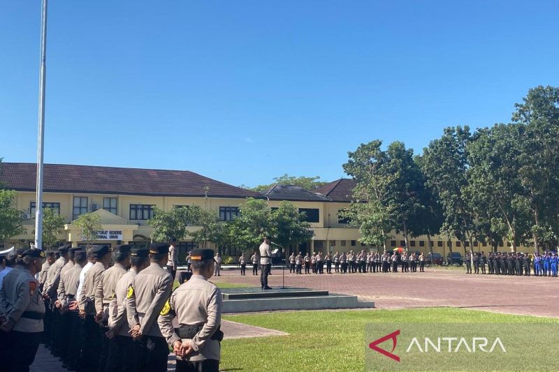 Kapolda Sultra Berikan Penghargaan kepada Tiga Personel Berprestasi