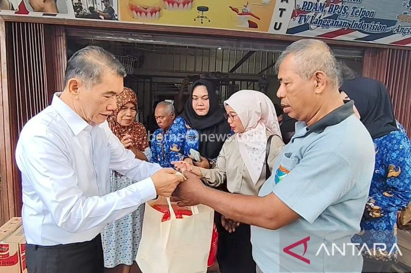 Pj Wali Kota Pontianak Ani Sofian menyerahkan bantuan sandang dan pangan kepada korban kebakaran di Jalan Prof Dr Hamka. ANTARA/Dedi