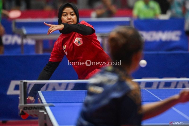 Petenis meja DKI Jakarta Mira Fitria (kiri) mengembalikan bola saat bertanding melawan petenis meja Jawa Timur Dwi Oktaviani (kanan) pada babak final beregu putri tenis meja PON XXI Aceh-Sumut 2024 di GOR Angsapura Medan, Sumatera Utara, Kamis (12/9/2024). DKI Jakarta berhasil meraih medali emas usai menang atas Jawa Timur dengan skor 3-0. ANTARA FOTO/Rivan Awal Lingga/nz
