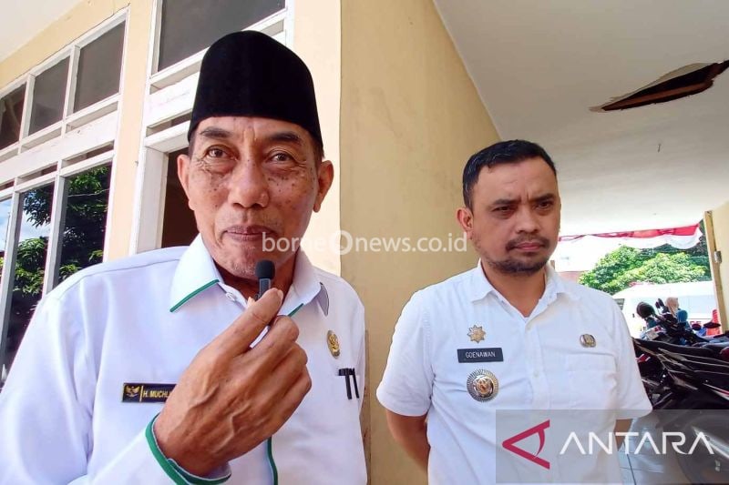 Ketua Baznas Kota Palu Muchlis A Mahmud memberikan keterangan terkait bantuan sosial diberikan kepada warga prasejahtera. ANTARA/Moh Ridwan