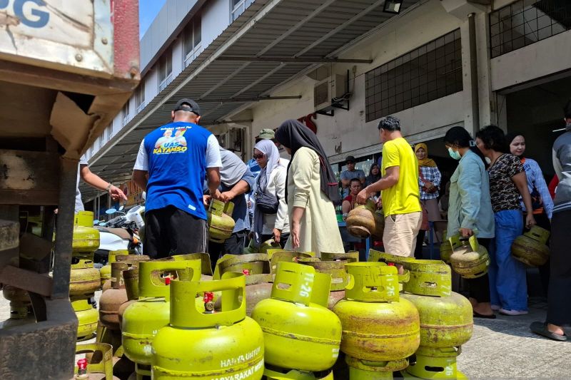 Masyarakat mengantre membeli elpiji 3 kg dalam operasi pasar di Botania, Kota Batam, Senin (16/9/2024). (ANTARA/Laily Rahmawaty)
