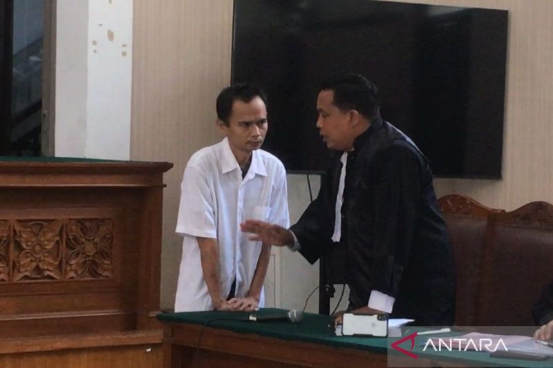 Panca Darmansyah (kemeja putih) berdiskusi dengan kuasa hukumnya atas vonis mati dalam kasus pembunuhan empat anak kandung di PN Jakarta Selatan, Selasa (17/9/2024). ANTARA/Luthfia Miranda Putri
