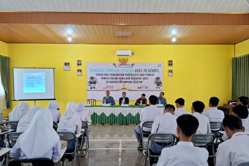 Ketua Bawaslu Wazzaki dan jajaran saat melakukan sosialisasi pengawasan partisipatif kepada pemilih pemula di SMK Negeri 1 Kalianda, Selasa (17/9/2024). ANTARA/Riadi Gunawan