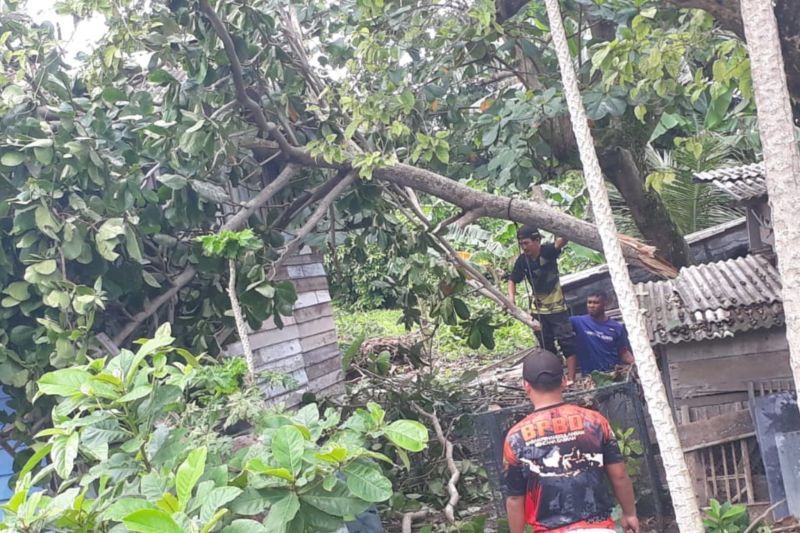Petugas saat membersihkan rumah warga terdampak. ANTARA/HO-BPBD Natuna