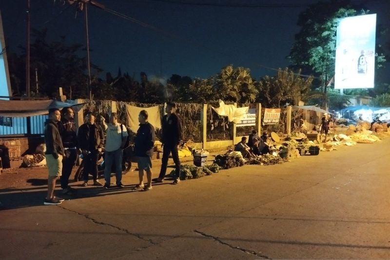 Jajaran Satuan Reserse Kriminal Polresta Bogor Kota saat melakukan penyelidikan di pasar tumpah Jalan Merdeka, Kota Bogor. ANTARA/HO-Polresta Bogor Kota