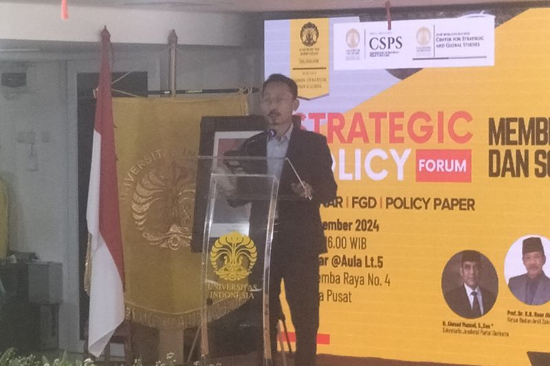 Direktur Sekolah Kajian Stratejik dan Global (SKSG) UI Athor Subroto saat membuka acara diskusi bertajuk "Membedah Program Strategis Pemerintah Baru dan Solusi Tantangan Menuju Indonesia Emas 2045" di Salemba UI, Jakarta Pusat, Selasa (17/9/2024) ANTARA/Walda Marison