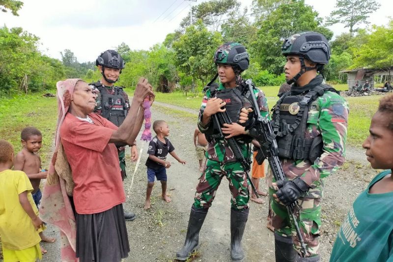 Satgas TNI Habema menjalin komunikasi sosial bersama masyarakat Papua. ANTARA/HO-Satgas Komando Operasi TNI Habema