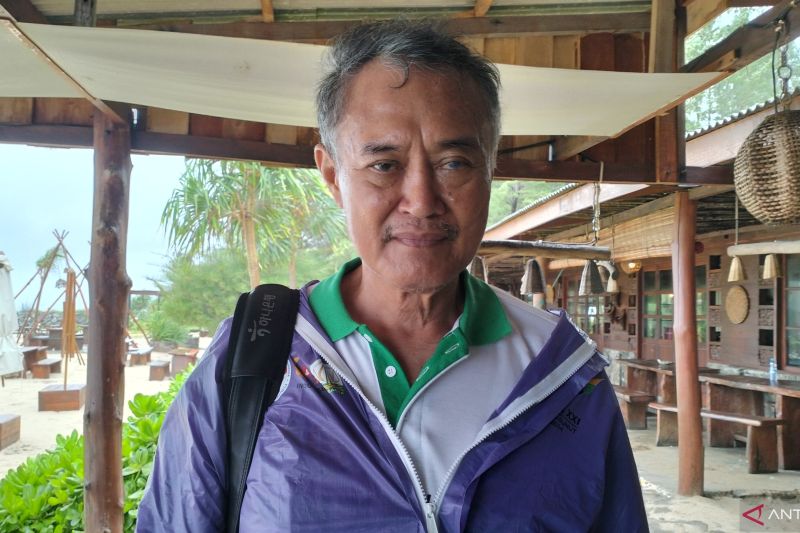 Technical delagate cabang olahraga dayung rowing pantai Budiman Setiawan saat diwawancarai di Pantai Pulau Kapuk, Kabupaten Aceh Besar, Selasa (18/9/2024). ANTARA/Muhammad Zulfikar.
