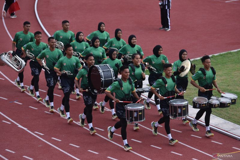 Tim drum band Sumatera Utara beraksi pada final Lomba Berbaris Jarak Pendek (LBJP) 600 meter campuran putra-putri PON XXI Aceh-Sumut di Stadion Madya Atletik, Desa Sena, Batangkuis, Deli Serdang, Sumatera Utara, Minggu (8/9/2024). ANTARA FOTO/Fransisco Carolio/nz (ANTARA FOTO/FransiscoCarollio)