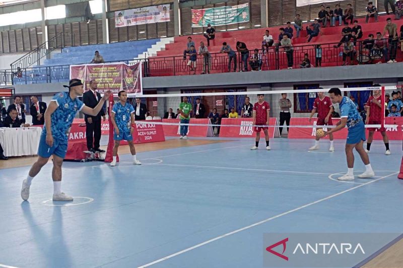 Atlet putra Sulawesi Tengah bersiap melakukan servis pada pertandingan nomor regu cabang olahraga sepak takraw PON XXI Aceh-Sumut 2024 di Gedung Idi Sport Center, Idi, Kabupaten Aceh Timur, Selasa (17/9/2024). ANTARA/M Haris SA
