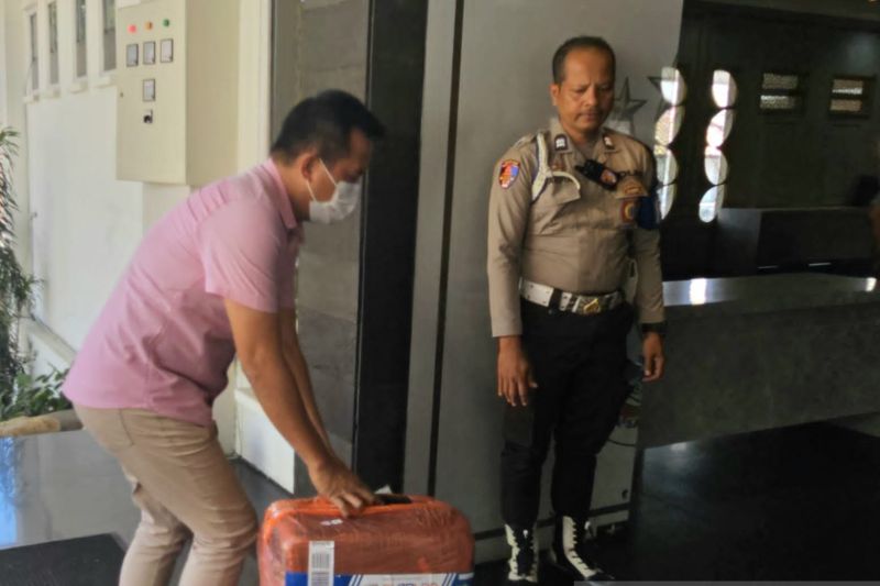 Seorang penyidik KPK membawa satu koper berwarna merah saat akan masuk ke Ballroom Sanika Satyawada, Mapolresta Malang Kota, Selasa (17/9/2024). ANTARA/Ananto Pradana