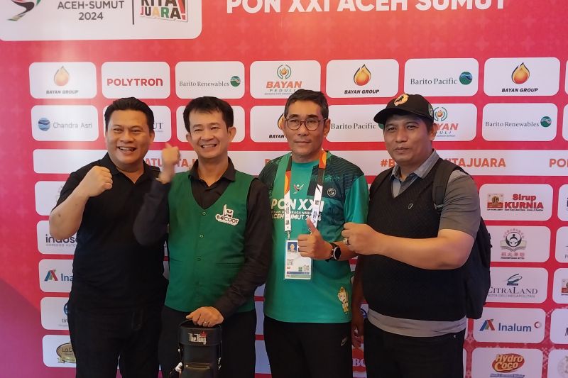Pelatih tim biliar Kalimantan Barat Noor Fathulliansya (pertama kiri) bersama tim berfoto setelah pebiliar Sahroni (kedua kiri) mendapatkan medali emas pertama dari nomor 8 ball single putra cabang biliar PON Aceh-Sumut 2024 di Pardede Hall, Medan, Senin (16/9/2024). (ANTARA/Aloysius Lewokeda)
