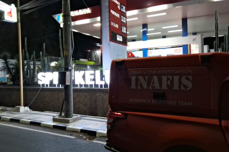 Petugas Inavis Polrestabes Semarang saat olah TKP di lokasi pembacokan di Jalan Kelud, Kota Semarang, Selasa. (ANTARA/HO-Polrestabes Semarang)