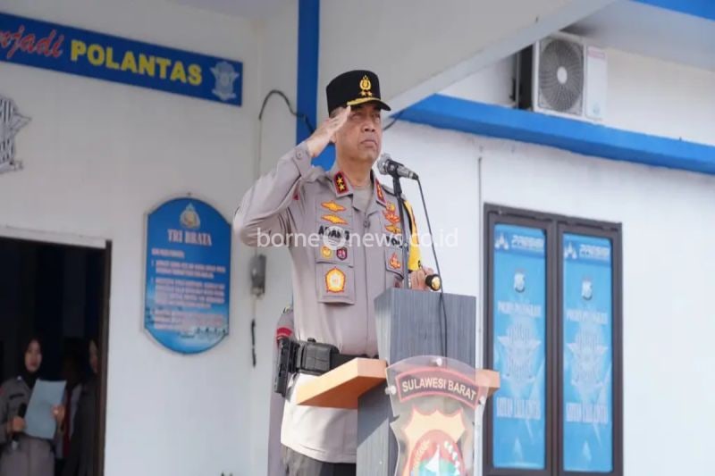 Kapolda Sulbar Inspektur Jenderal Polisi Adang Ginanjar saat memimpin upacara peringatan Hari Kesadaran Nasional di Mapolres Pasangkayu, Selasa (17/9/2024). ANTARA/HO-Humas Polda Sulbar