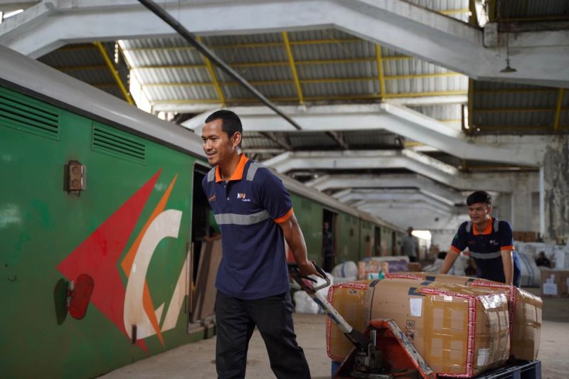 KAI Logistik, sebagai anak usaha KAI, siap ekspansi jangkauan pengiriman ke seluruh wilayah Indonesia. ANTARA/HO - KAI Logistik