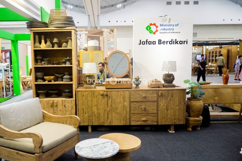 Stan yang difasilitasi oleh Kementerian Perindustrian untuk menampilkan produk-produk unggulan dari enam IKM furnitur dalam negeri pada Pameran IFFINA Indonesia Meubel & Design Expo 2024. (ANTARA/HO-Kemenperin)
