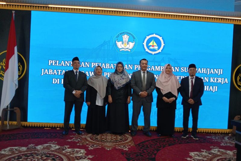 Rektor Universitas Maritim Raja Ali Haji (UMRAH) Tanjungpinang, Kepulauan Riau (Kepri) Profesor Agung Dhamar Syakti berfoto bersama usai melantik lima dekan baru di Kampus UMRAH, Selasa (17/9/2024). (ANTARA/Ogen)
