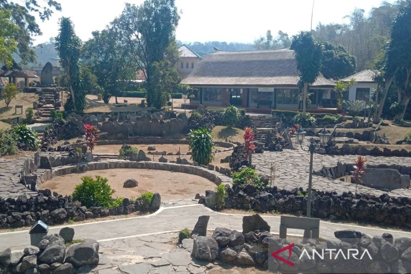 Suasana di kawasan objek wisata sejarah Taman Purbakala Cipari di Kuningan, Jawa Barat. (ANTARA/Fathnur Rohman)