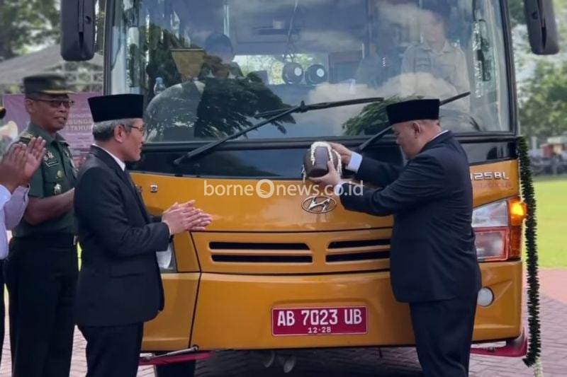 Bupati Bantul Abdul Halim Muslih dan Wakil Gubernur DIY meluncurkan bus sekolah "Pelayanan Angkutan Anak Sekolah" pada peringatan Hari Perhubungan Nasional 2024 di Lapangan Trirenggo, Bantul, DIY, Selasa (17/9/2024). ANTARA/HO-Kominfo Pemkab Bantul