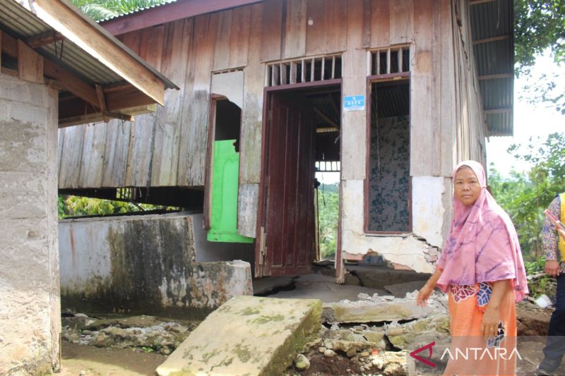 Kondisi bangunan rumah warga yang terdampak longsor di bantaran Sungai Manjuto di Desa Pondok Panjang, Kabupaten Mukomuko, Selasa (17/9/2024). ANTARA/Ferri
