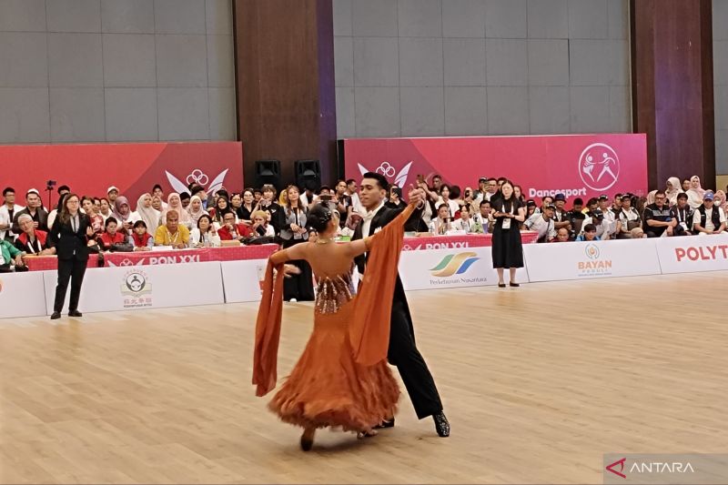 Atlet dancesport saat bertanding di PON XXI Aceh-Sumut yang diselenggarakan di Santika Dyandra Convention di Medan, Rabu (11/9/2024). ANTARA/Ilham Kausar
