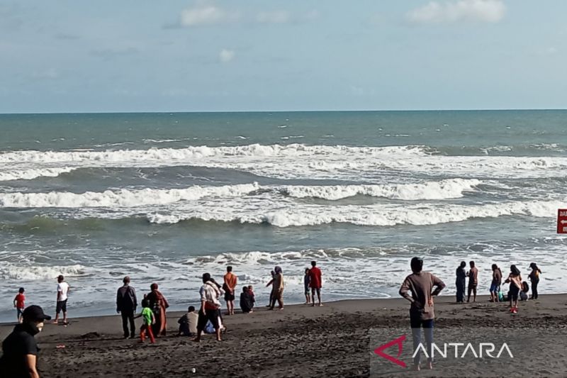Wisatawan mengunjungi Kawasan Pantai Selatan Kabupaten Bantul Daerah Istimewa Yogyakarta. (ANTARA/Hery Sidik)