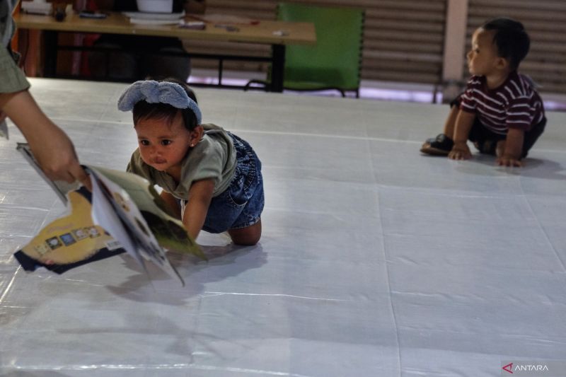 Dua balita beradu cepat saat mengikuti lomba merangkak di Palur Plaza, Kabupaten Karanganyar, Jawa Tengah, Minggu (4/8/2024). Lomba bayi merangkak tersebut selain untuk meningkatkan kemampuan motorik anak, juga diisi dengan edukasi pemberian asupan gizi dan pencegahan stunting guna menambah pengetahuan orang tua dalam membina tumbuh kembang balita secara maksimal. ANTARAFOTO/Maulana Surya/rwa. (ANTARA FOTO/Maulana Surya)