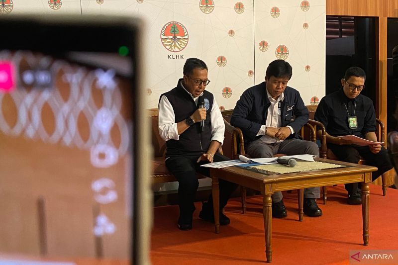 Dirjen Gakkum KLHK Rasio Ridho Sani (kiri) dalam konferensi pers terkait aturan Anti-SLAPP baru di Jakarta, Selasa (17/9/2024). ANTARA/Prisca Triferna
