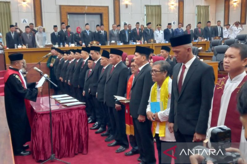Ketua Pengadilan Negeri Mentok Iwan Gunawan memandu pengambilan sumpah dan janji 30 anggota DPRD Kabupaten Bangka Barat periode 2024-2029 yang dilantik di Gedung Mahligai Betason II Kantor DPRD di Mentok, Selasa. Antara/ Donatus Dasapurna.
