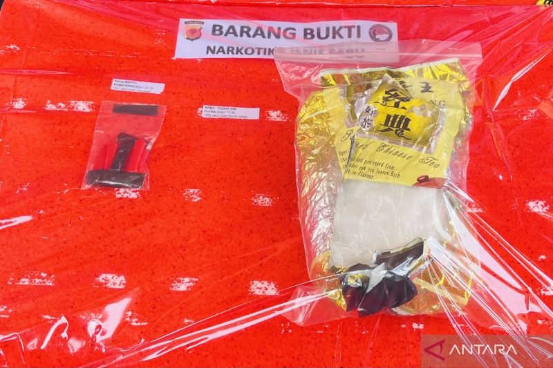 Barang bukti narkoba berbungkus teh Cina. (ANTARA/Shabrina Zakaria)