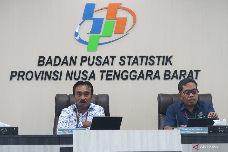 Kepala BPS Nusa Tenggara Barat (NTB) Wahyudin memaparkan data nilai ekspor-impor NTB, di Mataram, Senin (15/7/2024). ANTARA/Sugiharto Purnama