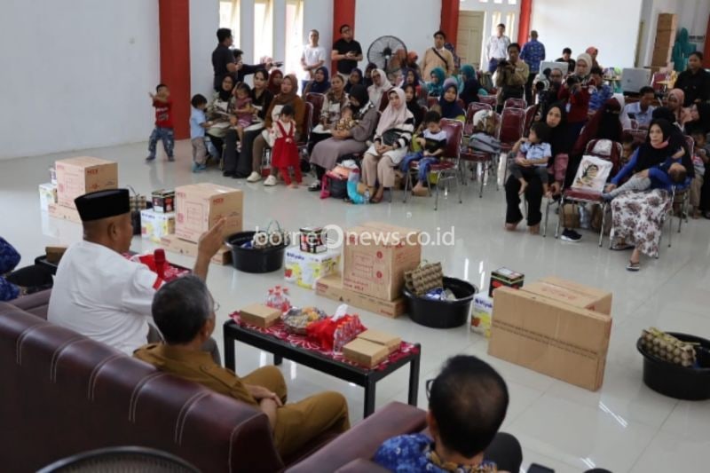 Suasana pembukaan pelatihan dan pemberian bantuan perlengkapan memasak bagi keluarga berisiko stunting di Tenggarong, Selasa (17/9/2024) (ANTARA/HO Prokom Kukar)